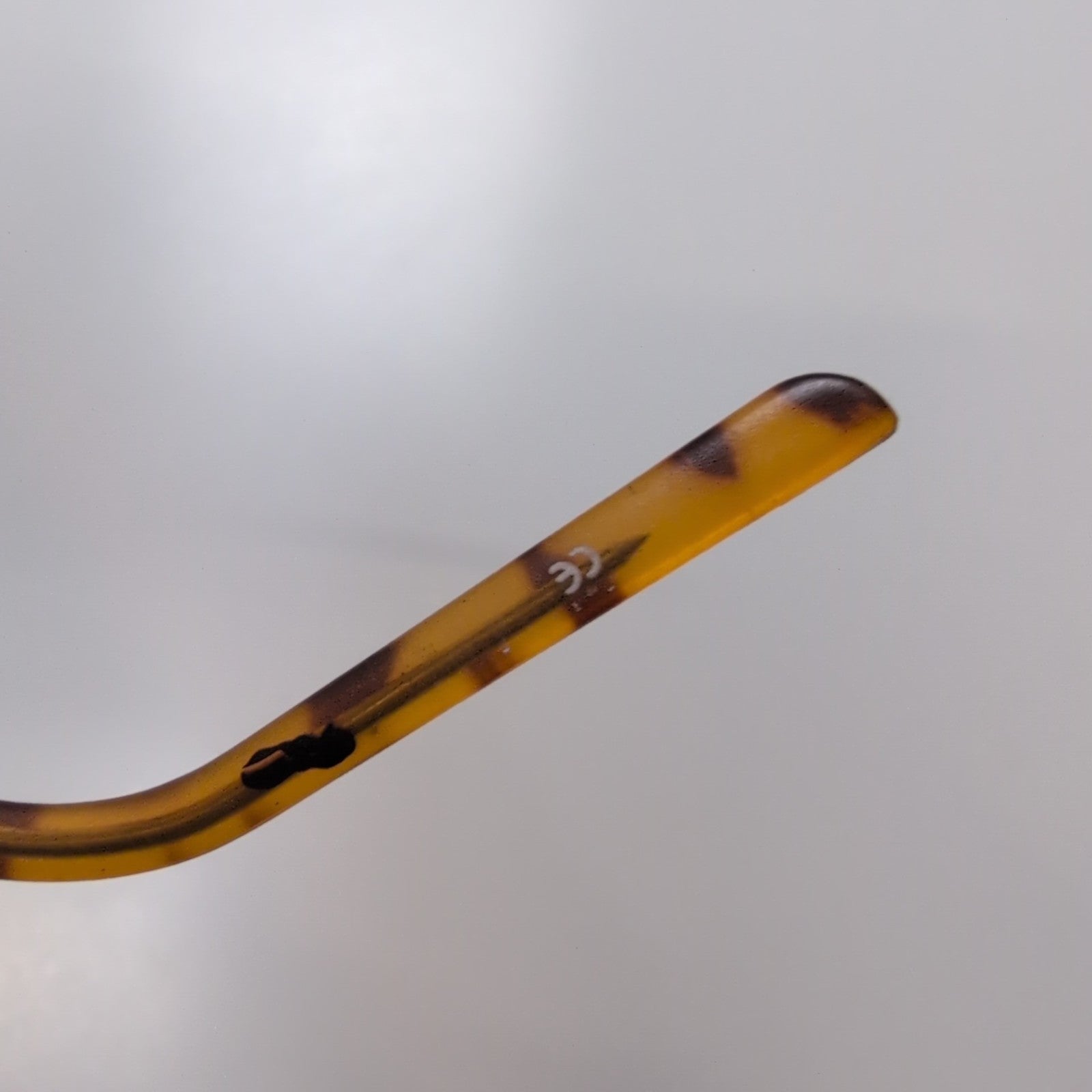 Lunettes de soleil Y2K Ovales Gris Satiné Branches Fines Effet Bois