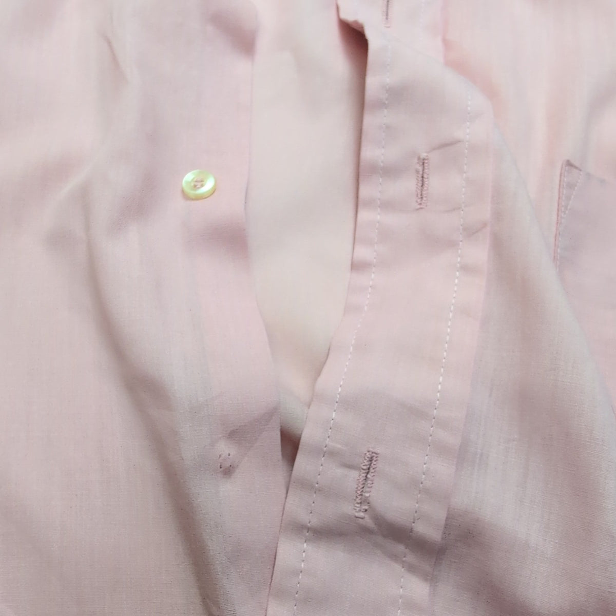 Chemise vintage rose pâle col pointu manches courtes tissu fluide qualité L