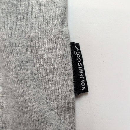 T-shirt VOI Jeans Co Gris Taille M Neuf Étiquette Logo Brodé Coton Viscose