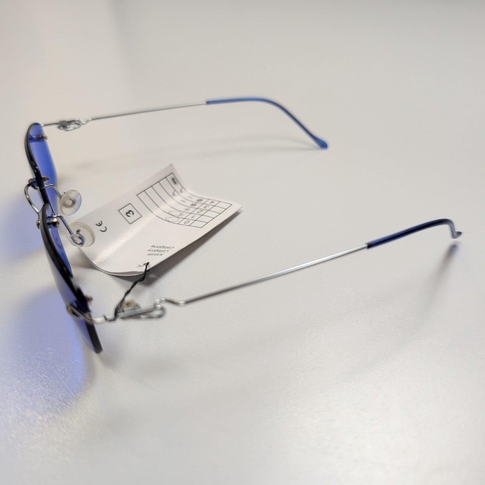 Lunettes de soleil rectangulaires Y2K branche fine métal gris brillant 💎