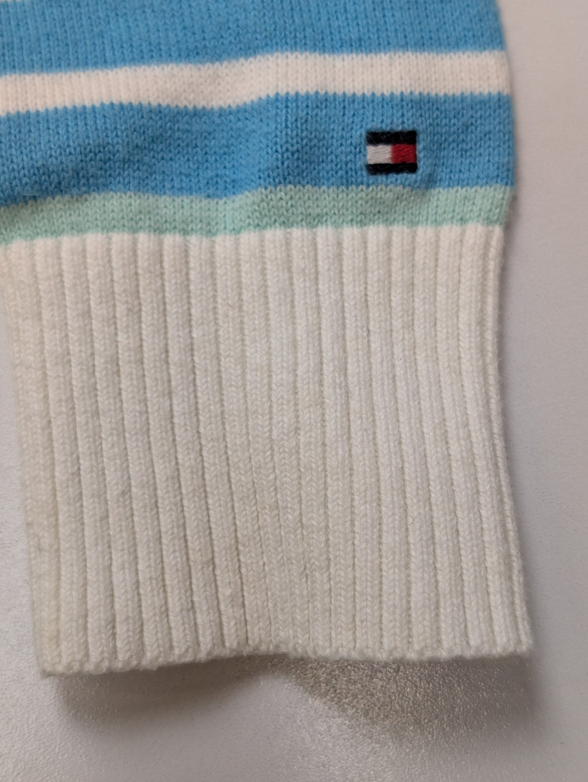 Pull Col V Tommy Hilfiger à rayures Bleu Ciel et Blanc Femme - Taille M