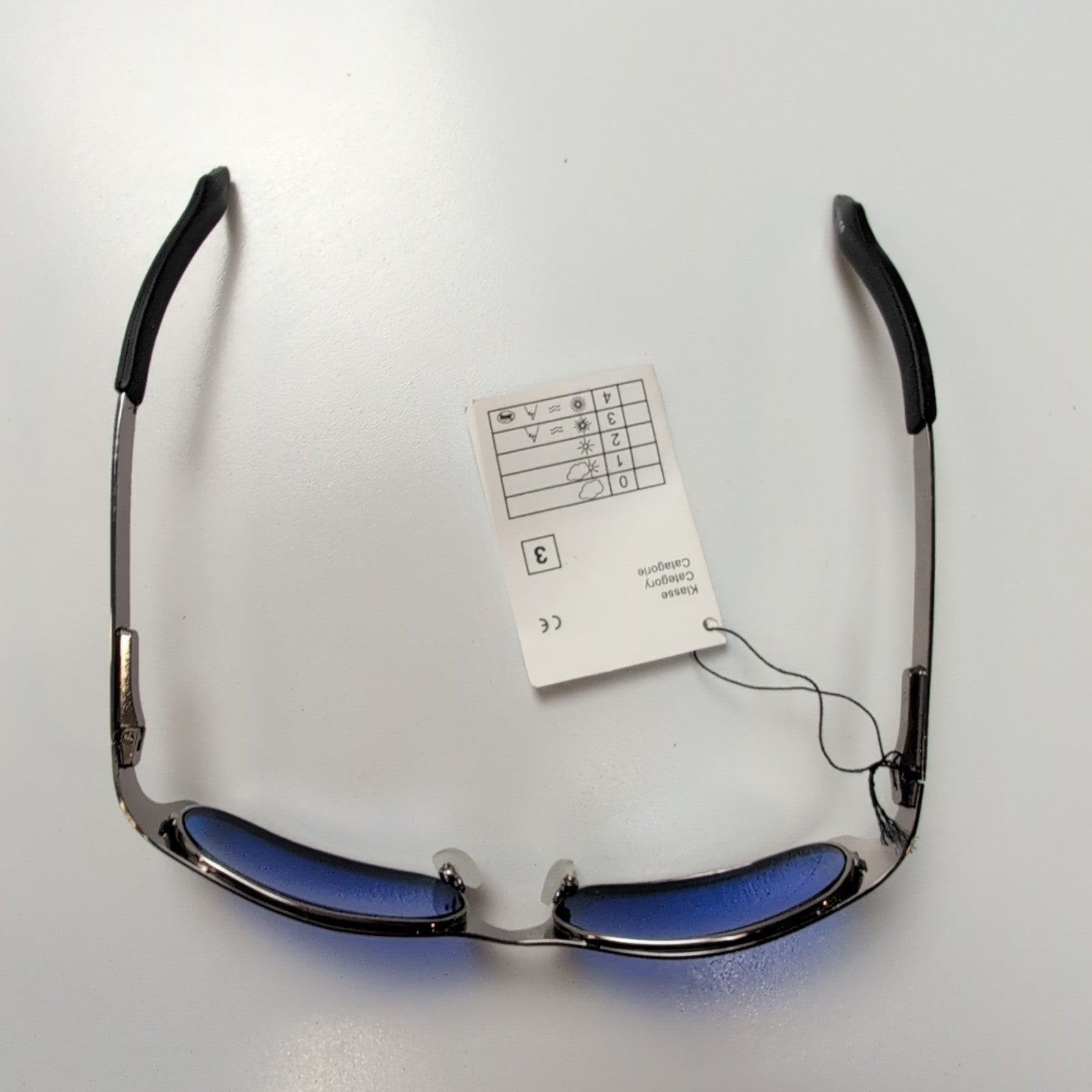 Lunettes de soleil Y2K Métal Gris Brillant Verres Bleus Branches Larges à Ressor