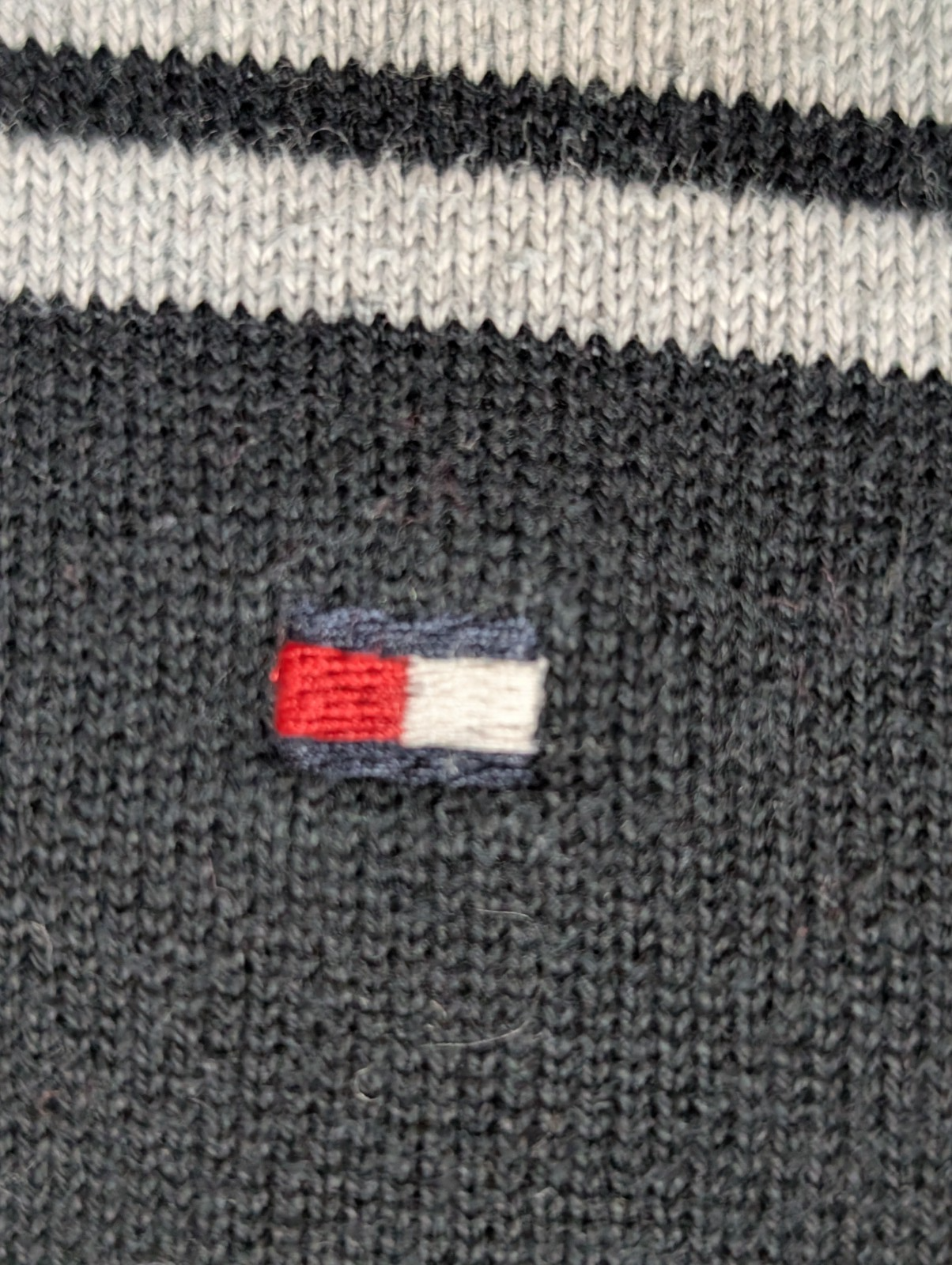 Pull Tommy Hilfiger Homme Col V Noir Rayé Gris Logo Brodé - Taille M