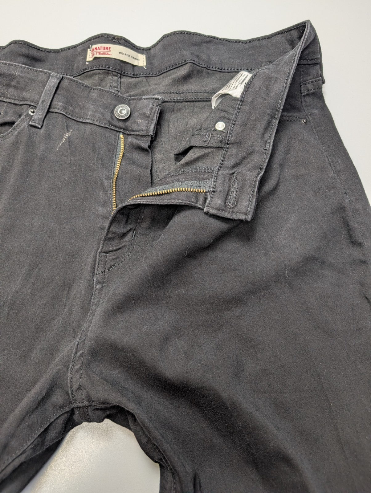 Jean Levi's Signature Femme Noir Mid Rise Skinny W33 L30 T44 Stretch