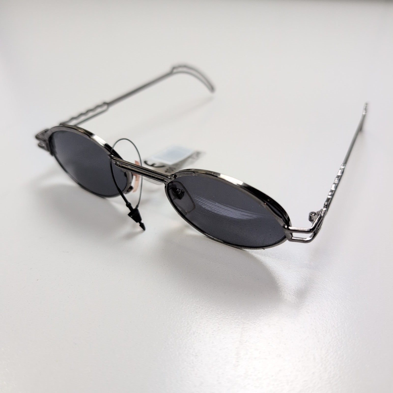 Lunettes de soleil Ovales Noires Y2K Branche Fine Métal UV400