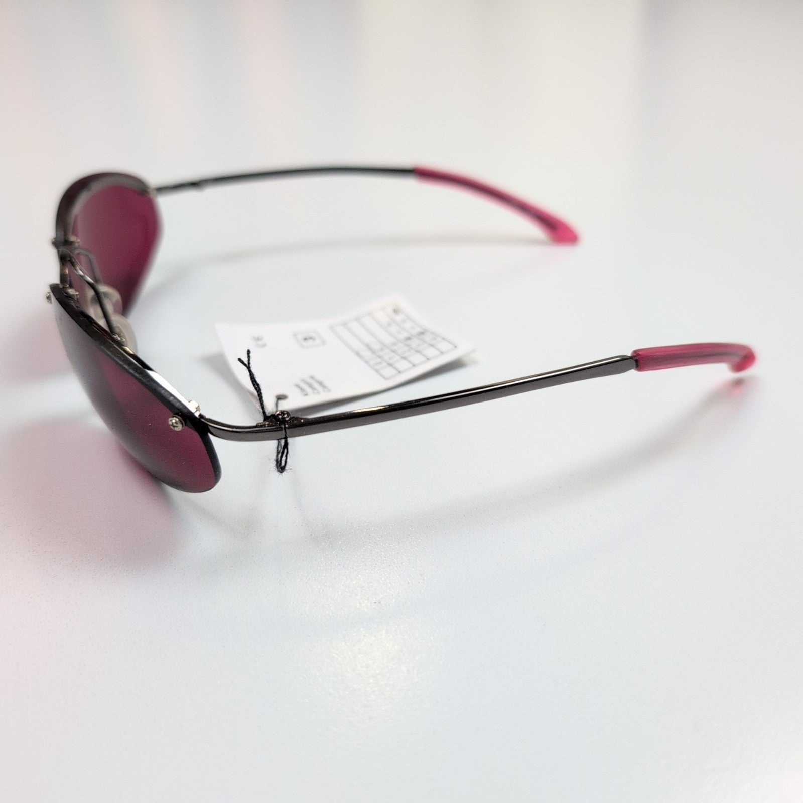 Lunettes de soleil bordeaux monture métal ovale branches fines