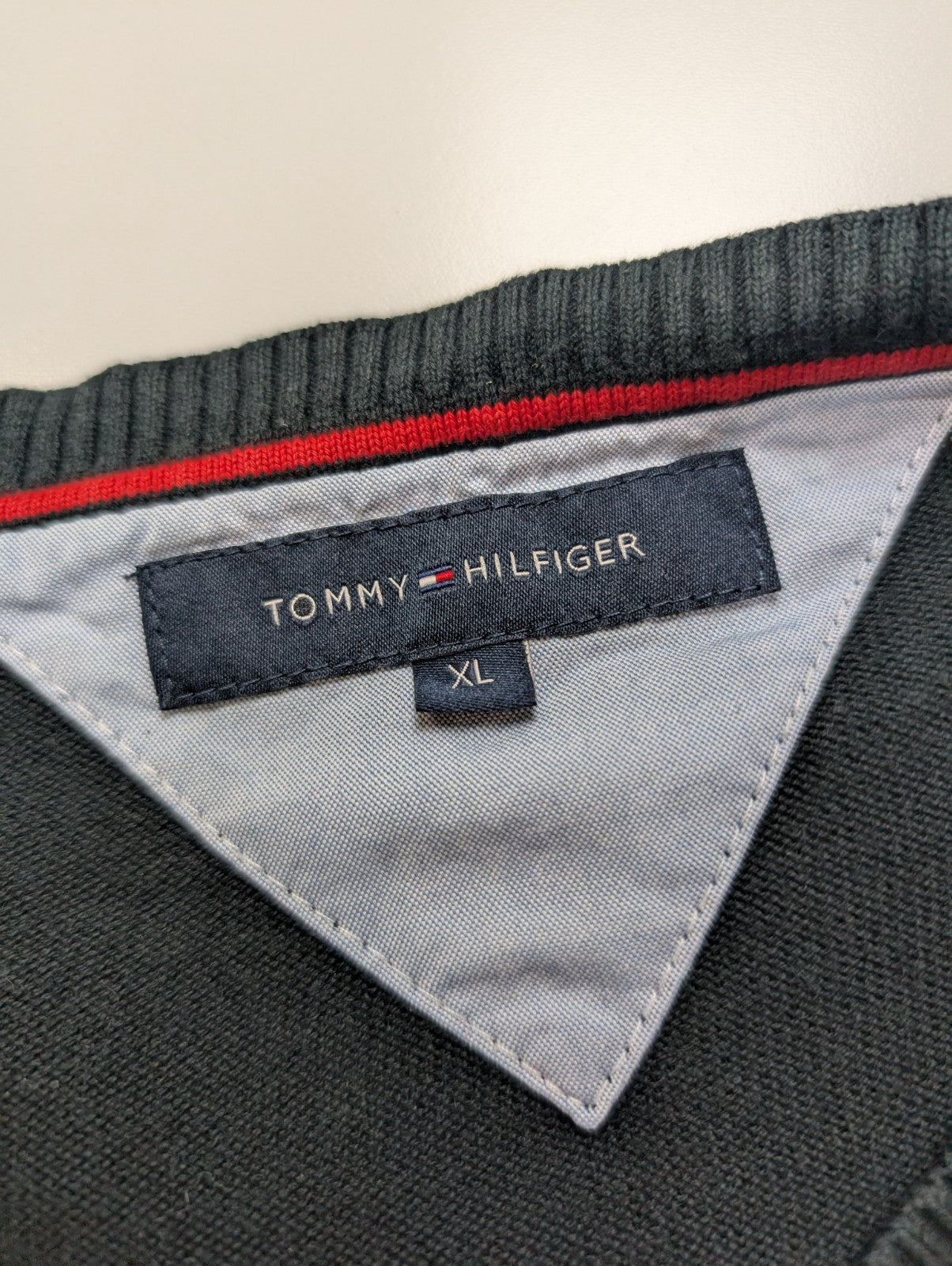 Pull Tommy Hilfiger Col V Noir Profond - Taille XL / 2XL