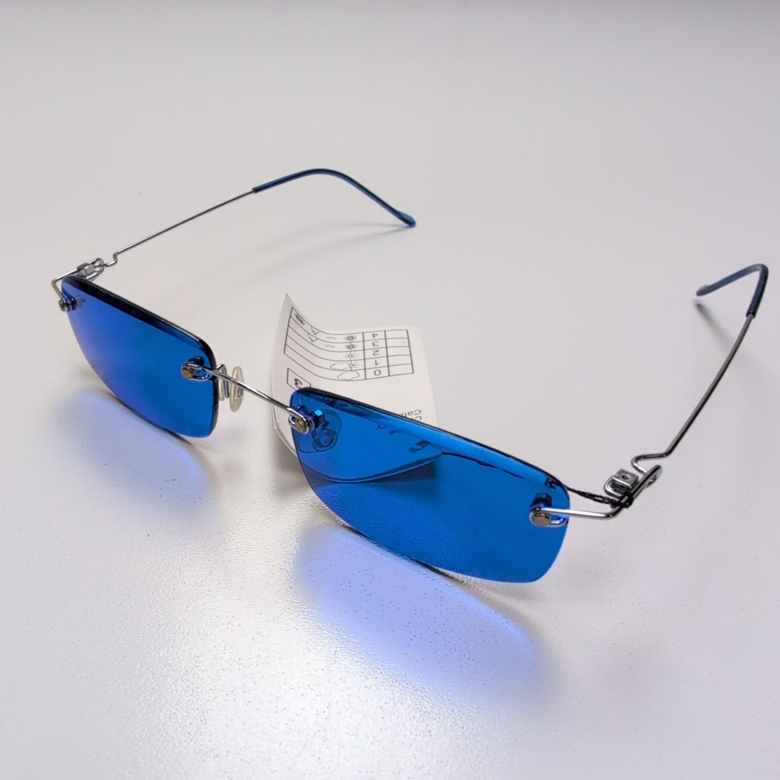 Lunettes de soleil rectangulaires Y2K branche fine métal gris brillant 💎