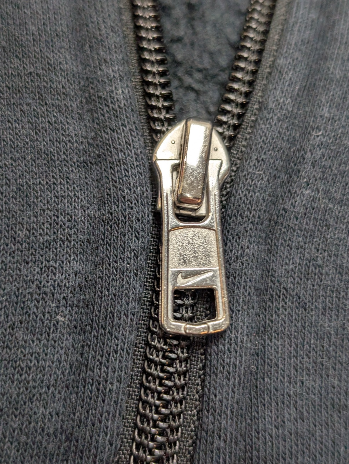 Sweat Nike Col Zippé Noir Logo Brodé Poche Kangourou - Taille L (M)