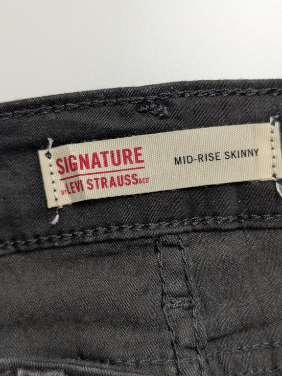 Jean Levi's Signature Femme Noir Mid Rise Skinny W33 L30 T44 Stretch