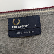 Pull Fred Perry Gris Clair Col V 100% Laine Mérinos Logo Bordeaux - Taille L