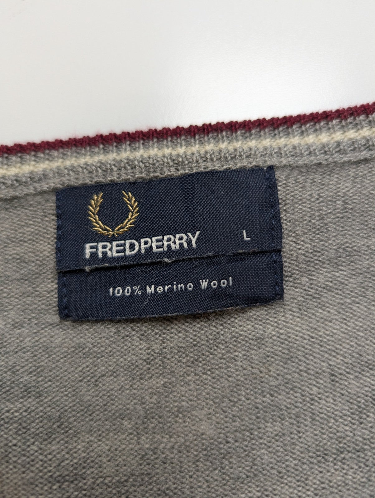 Pull Fred Perry Gris Clair Col V 100% Laine Mérinos Logo Bordeaux - Taille L