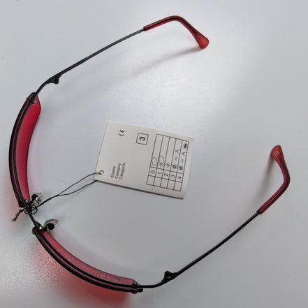 Lunettes de soleil Y2K Rectangulaires Enveloppantes Métal Noir Verres Rouges