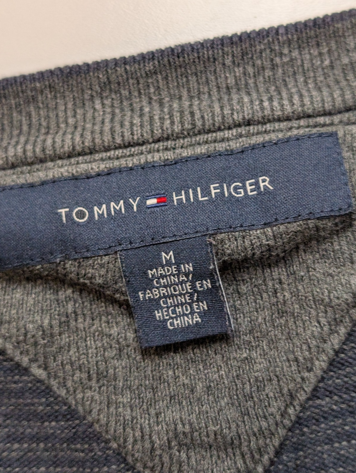 Pull Tommy Hilfiger Homme Col V Marine & Gris - 100% Coton - Taille M