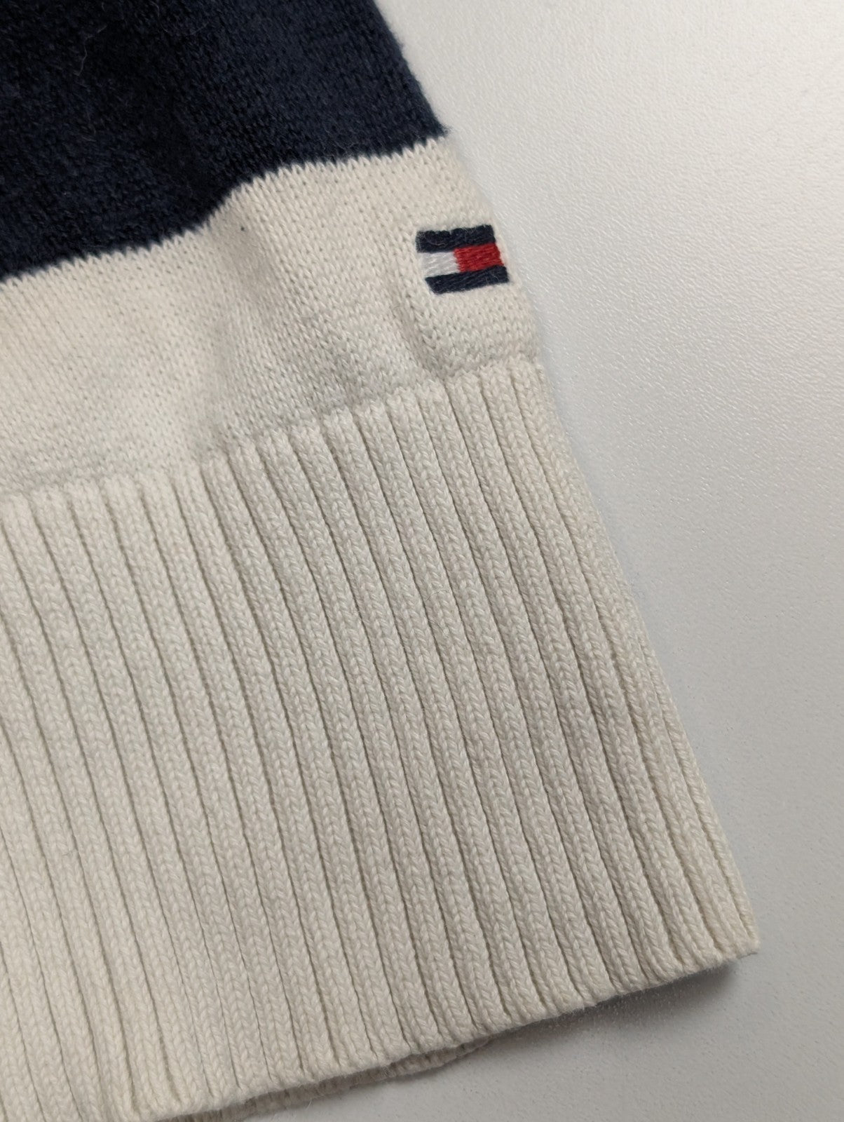 Pull Tommy Hilfiger Homme Col Rond Blanc à Rayures Marine - Taille 2XL / 3XL