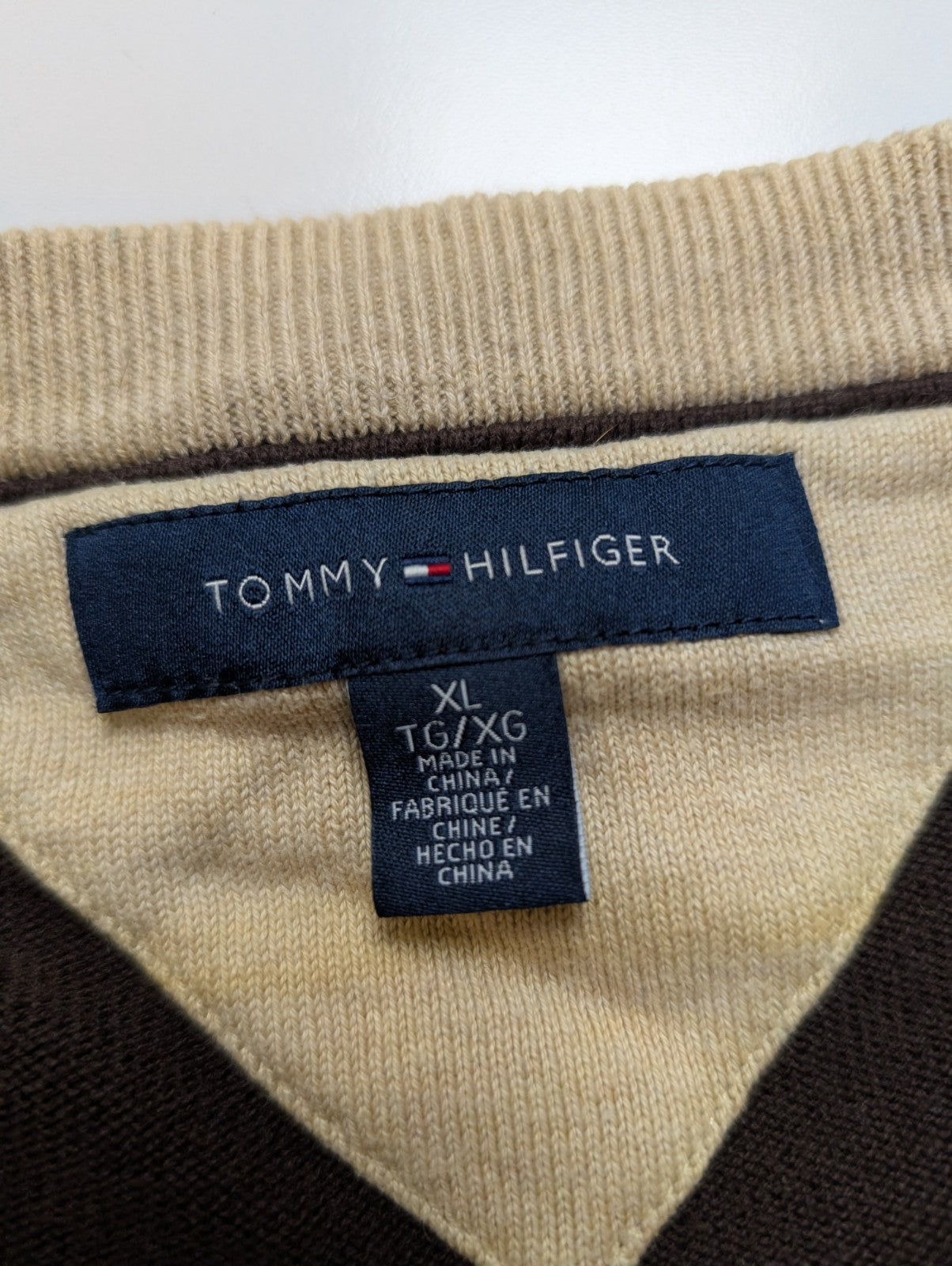 Pull Tommy Hilfiger Col V Marron Chocolat - Taille XXL (Étiquette XLTG)