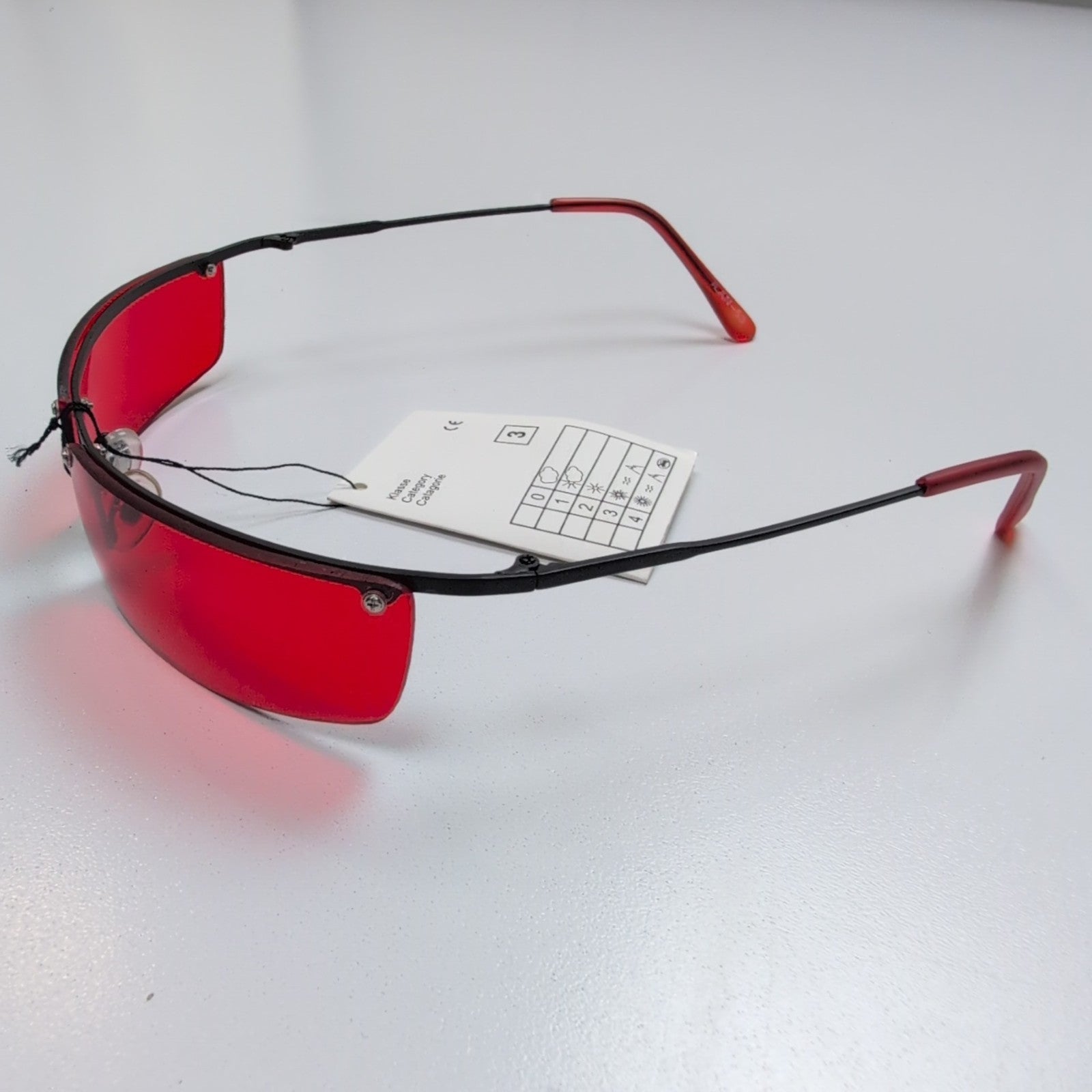 Lunettes de soleil Y2K Rectangulaires Enveloppantes Métal Noir Verres Rouges