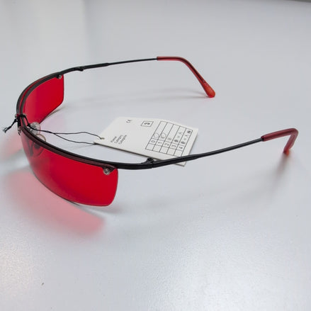 Lunettes de soleil Y2K Rectangulaires Enveloppantes Métal Noir Verres Rouges