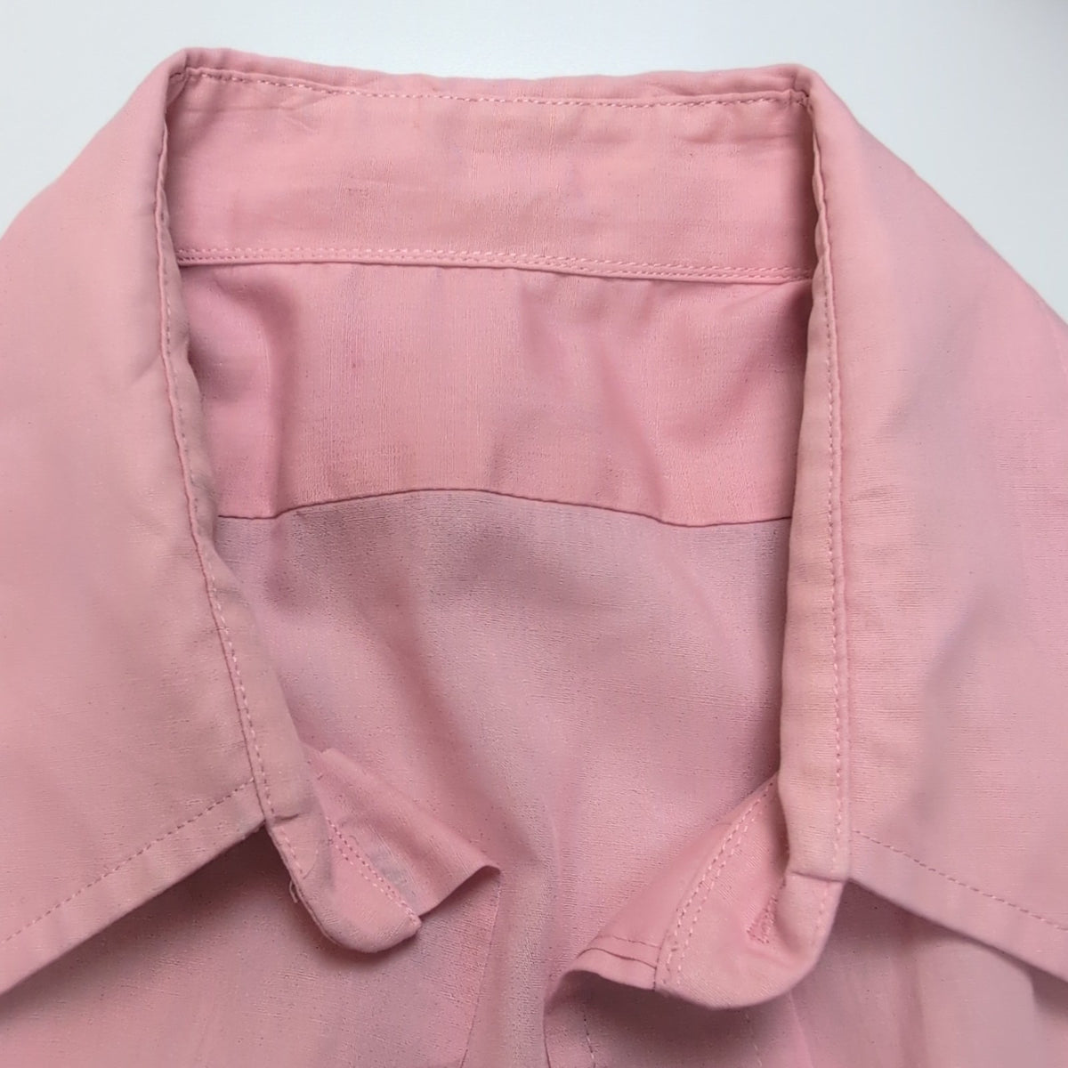 Chemise vintage rose pâle col pointu manches courtes tissu fluide qualité L