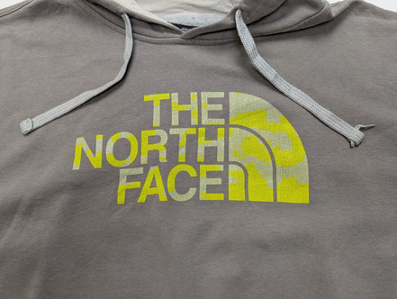 The North Face Sweat à Capuche Gris - Logo Jaune Motif Camouflage - Taille L