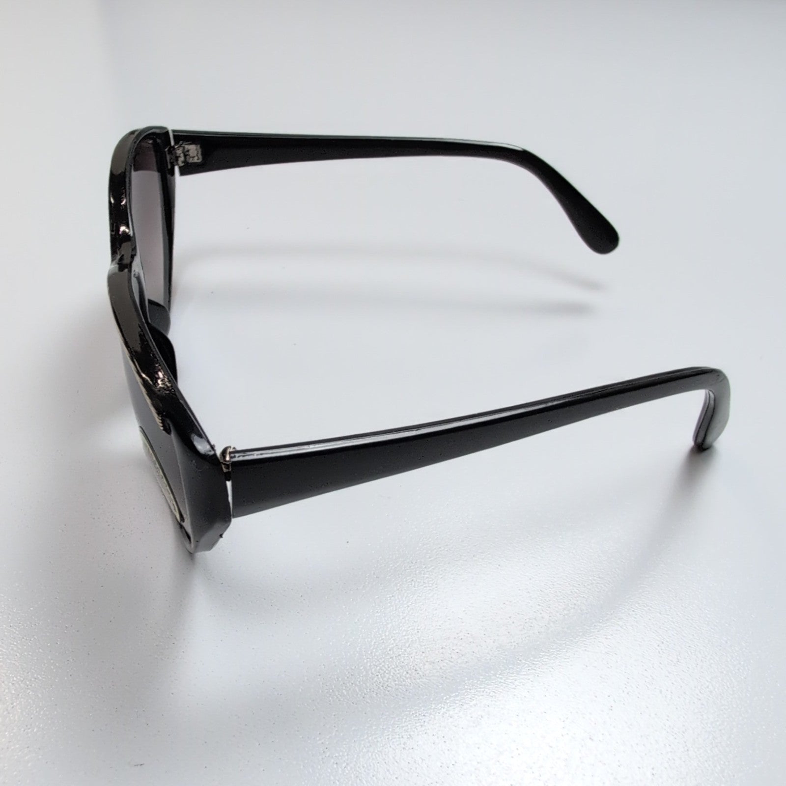 Lunettes de soleil Femmes Bar-On® Noir Brillant Liseré Doré Branches Larges Chic