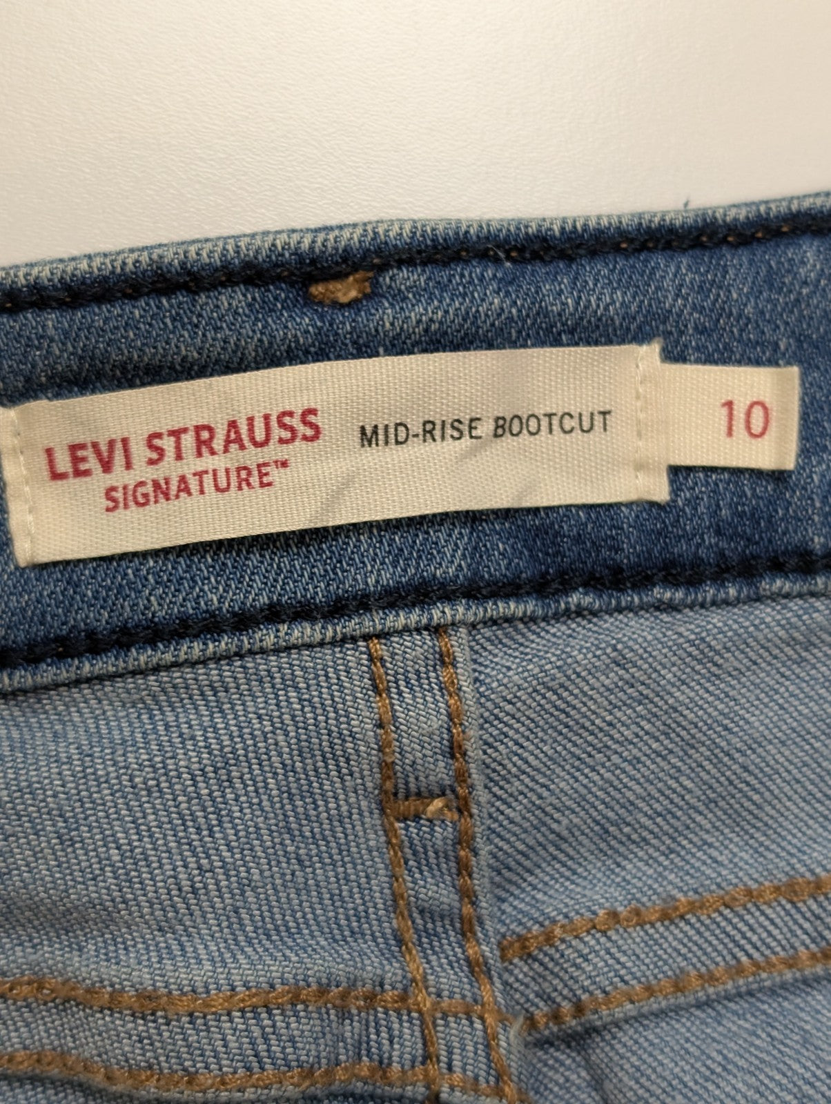 Jean Levi's Signature Femme Bleu Clair Mid Rise Bootcut W30 L32 T40