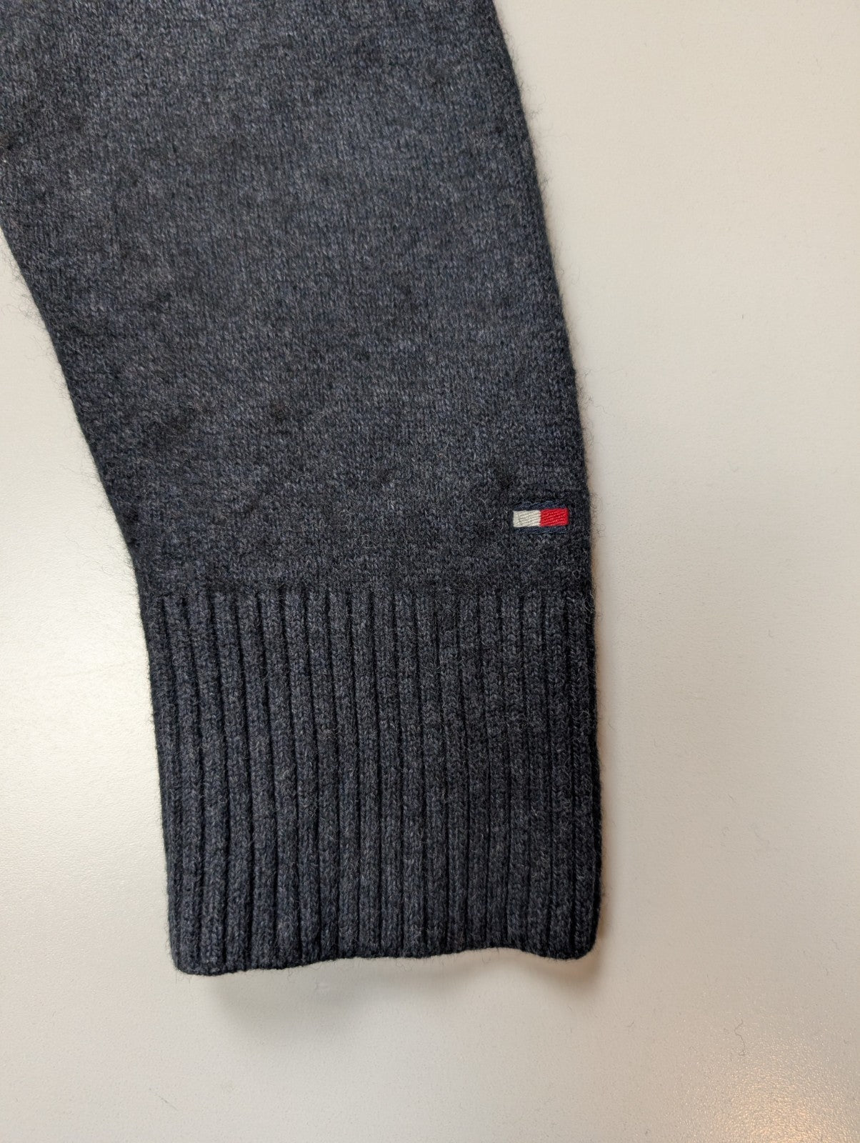 Pull Tommy Hilfiger Col Roulé Boutonné Gris Foncé - Taille S (Étiquette M)