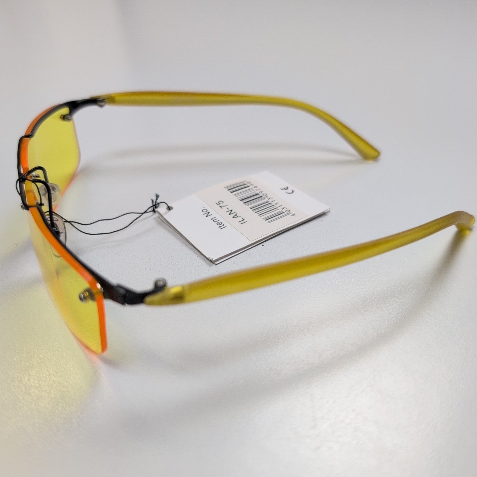 Lunettes de soleil Y2K Rectangulaires Métal Noir et Jaune Translucide