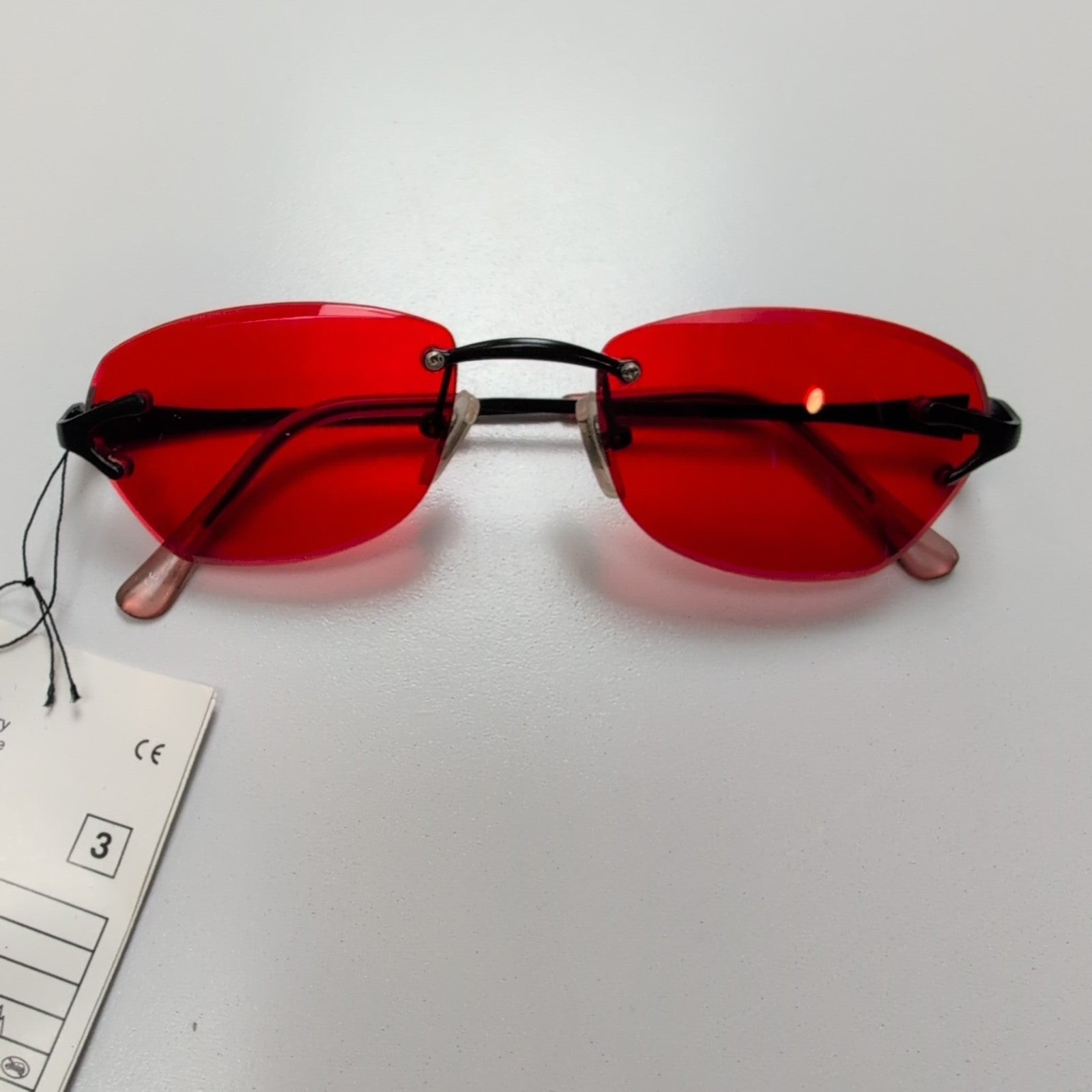 Lunettes de soleil Cyber Y2K Verres Rouges Branches Fines Métal Noir Mat