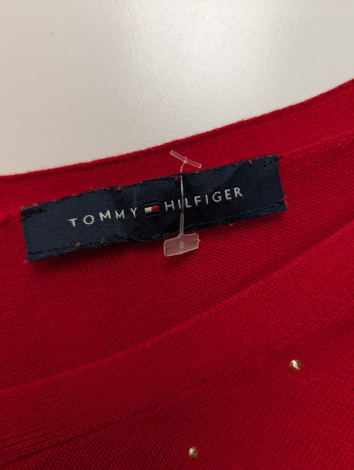 Pull Tommy Hilfiger Femme Rouge Col V Strass Dorés 100% Coton Taille L