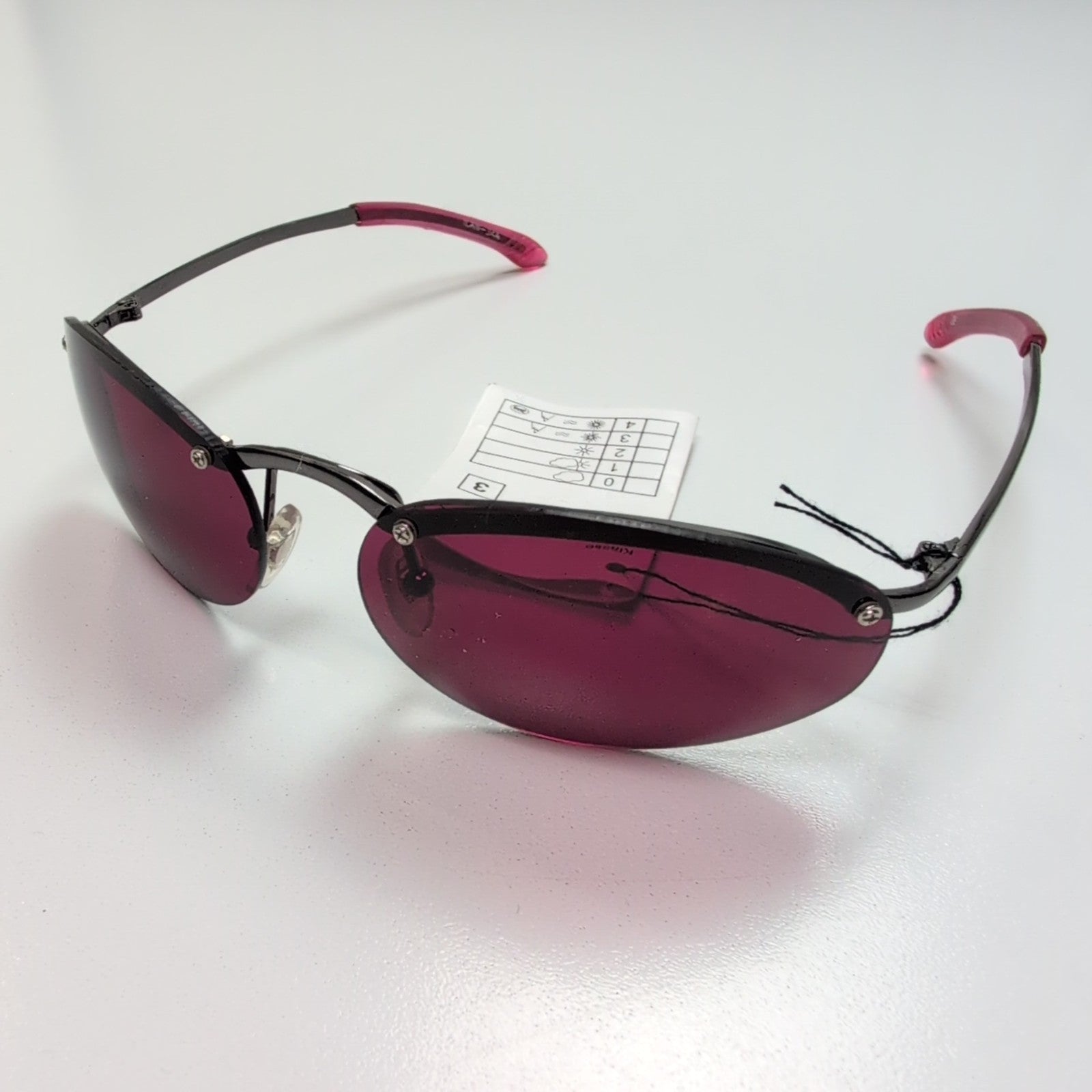 Lunettes de soleil bordeaux monture métal ovale branches fines