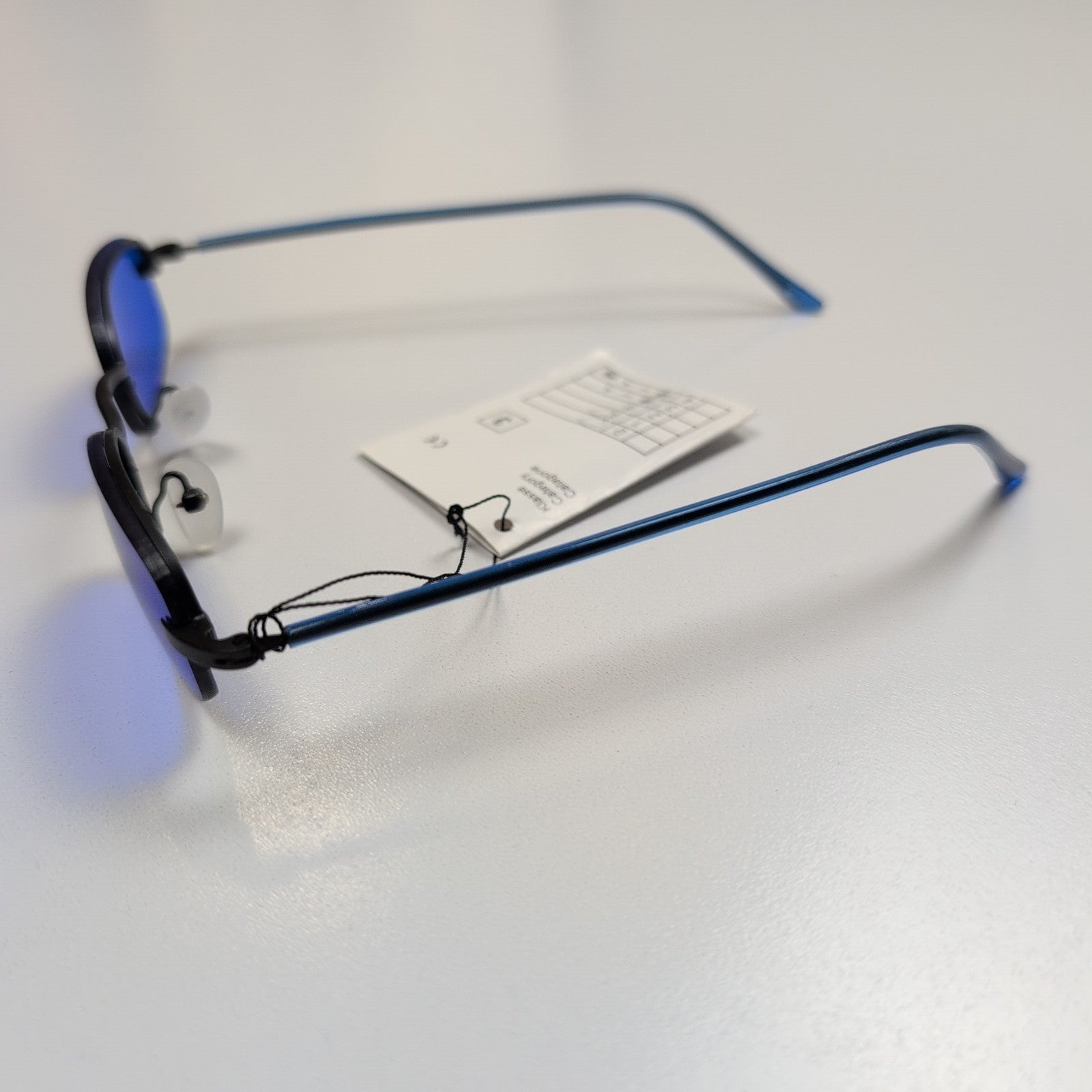 Lunettes de soleil Y2K Ovales Métal Noir Mat et Bleu Branches Fines