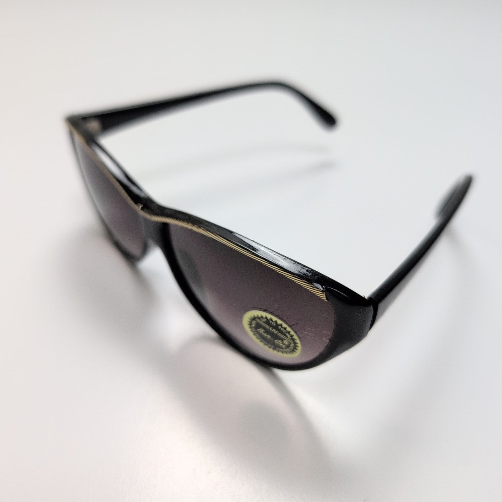 Lunettes de soleil Femmes Bar-On® Noir Brillant Liseré Doré Branches Larges Chic