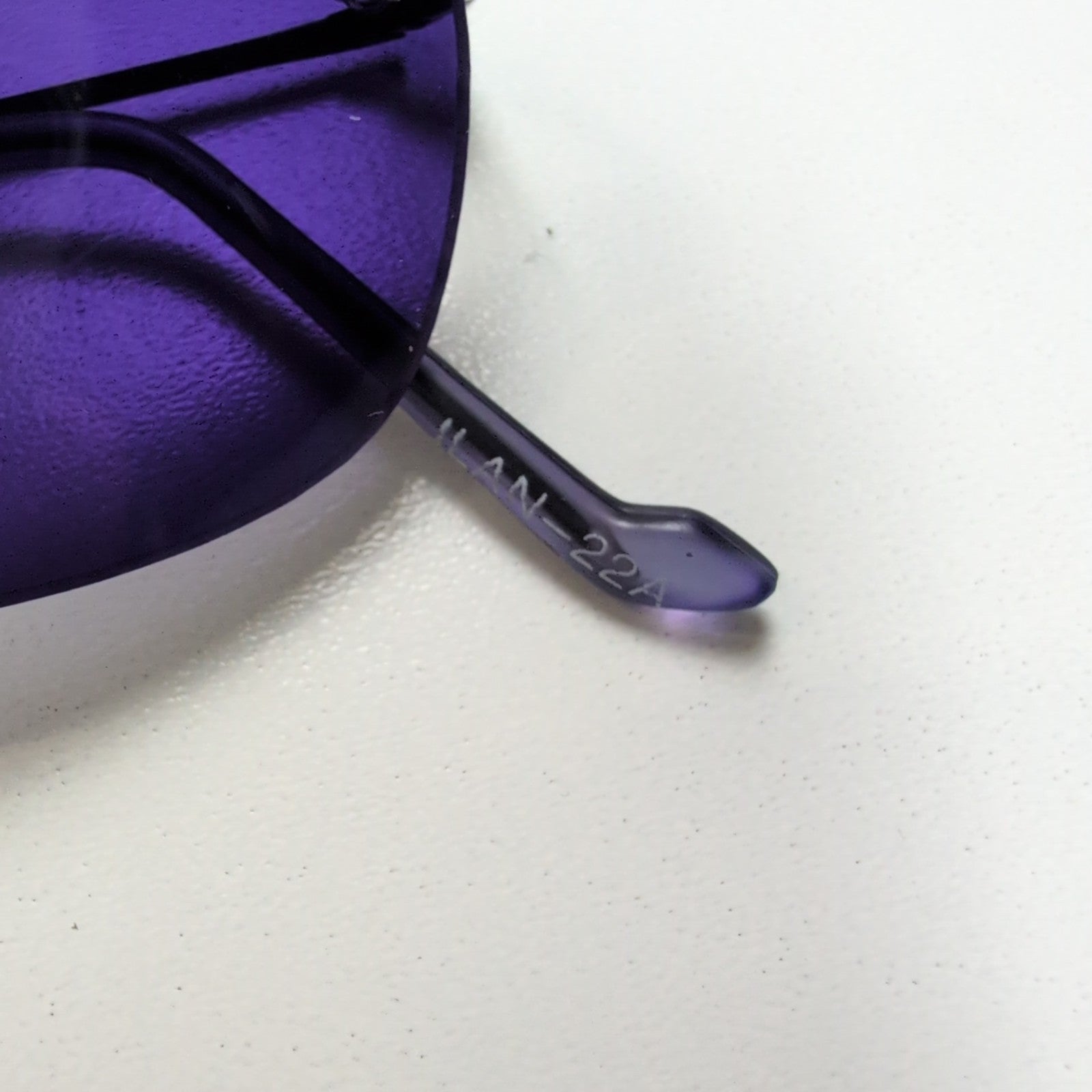 Bar-On® Lunettes de Soleil Ovales Violettes Y2K Branches Fines Métal Noir Mat