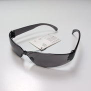 Lunettes de soleil fumées noir rectangle enveloppantes branches larges
