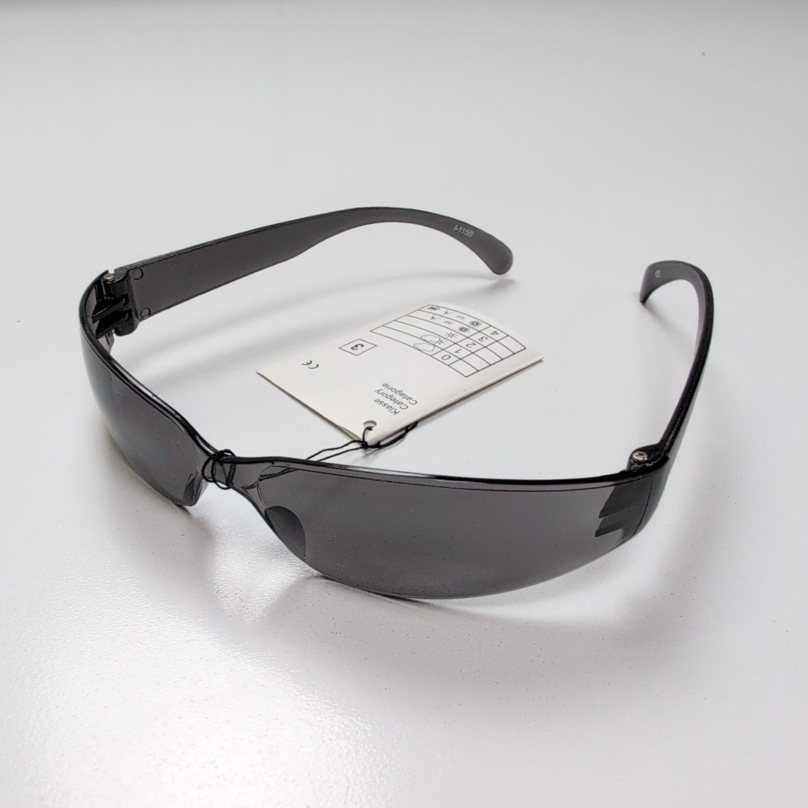 Lunettes de soleil fumées noir rectangle enveloppantes branches larges