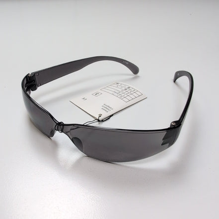Lunettes de soleil fumées noir rectangle enveloppantes branches larges