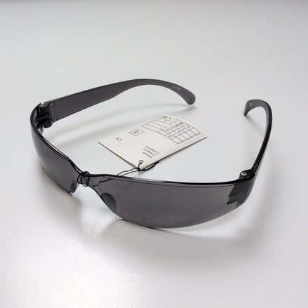 Lunettes de soleil fumées noir rectangle enveloppantes branches larges