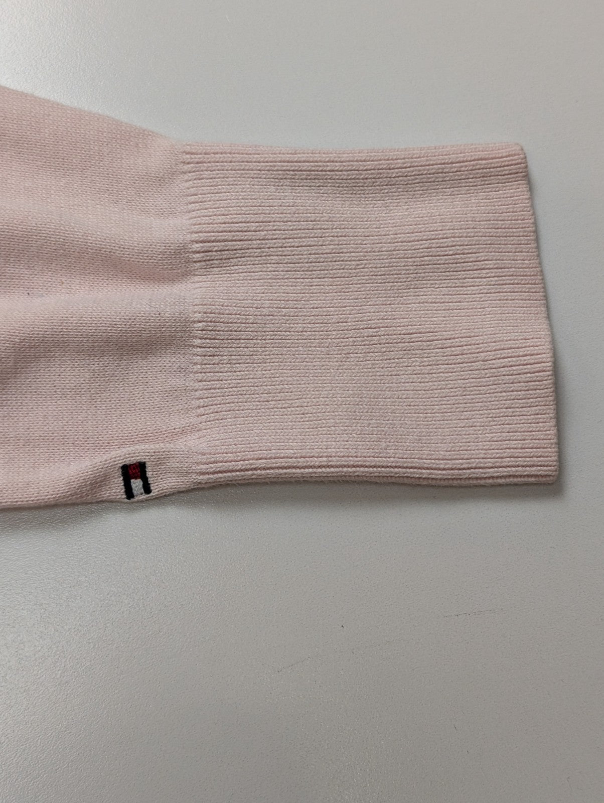 Pull Fin Tommy Hilfiger Femme Col V Rose Motif Losanges Coton Pima Taille M