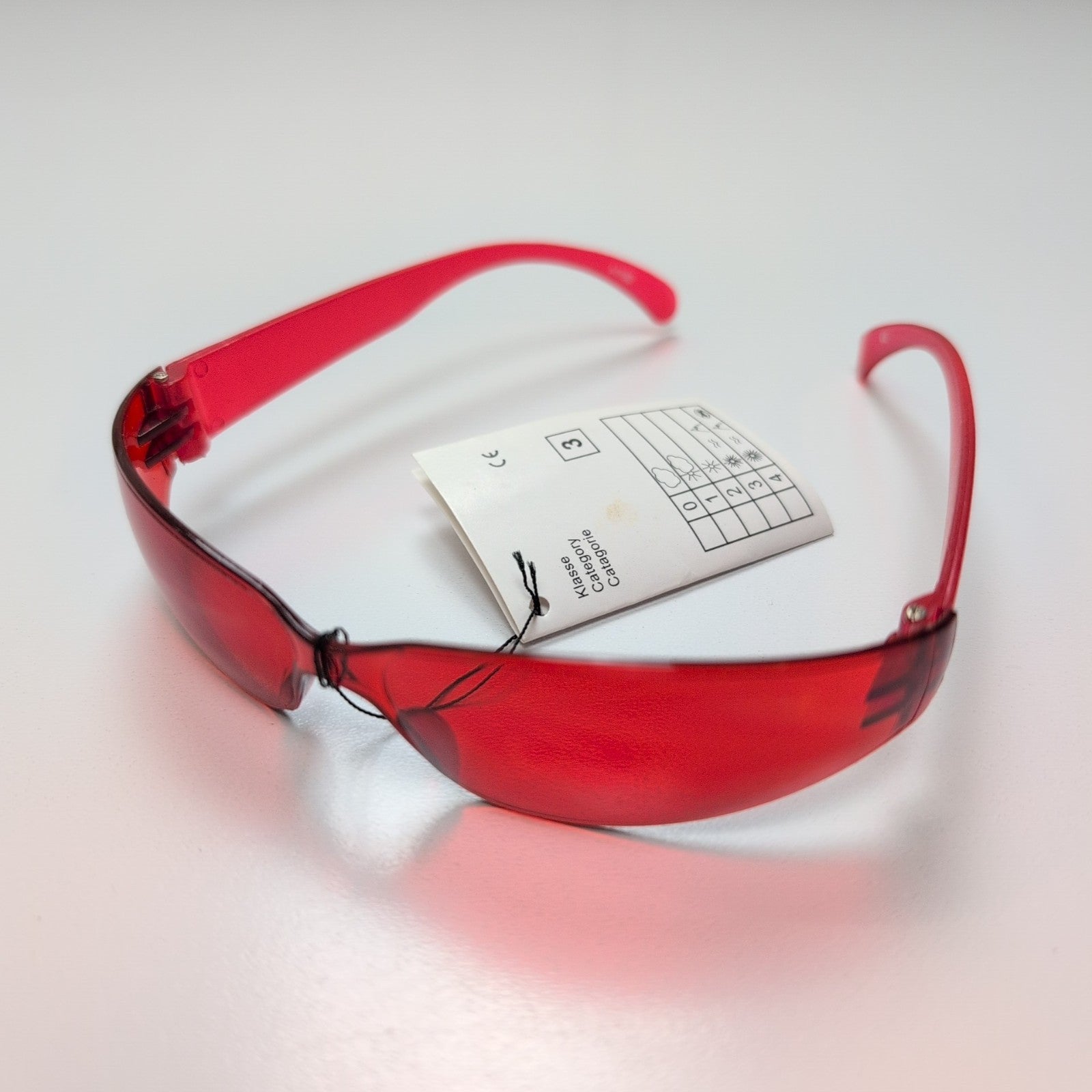 Lunettes de soleil teintées rouge style Y2K rectangle enveloppantes 🚩