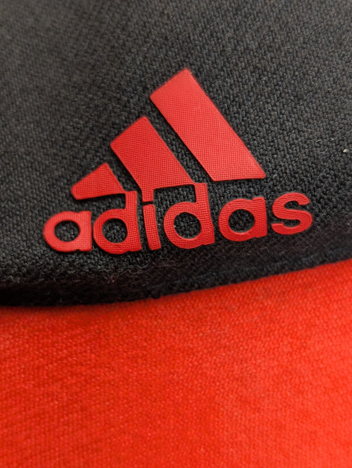 Casquette ADIDAS Vintage Rouge et Noir Logo Imprimé Taille Réglable