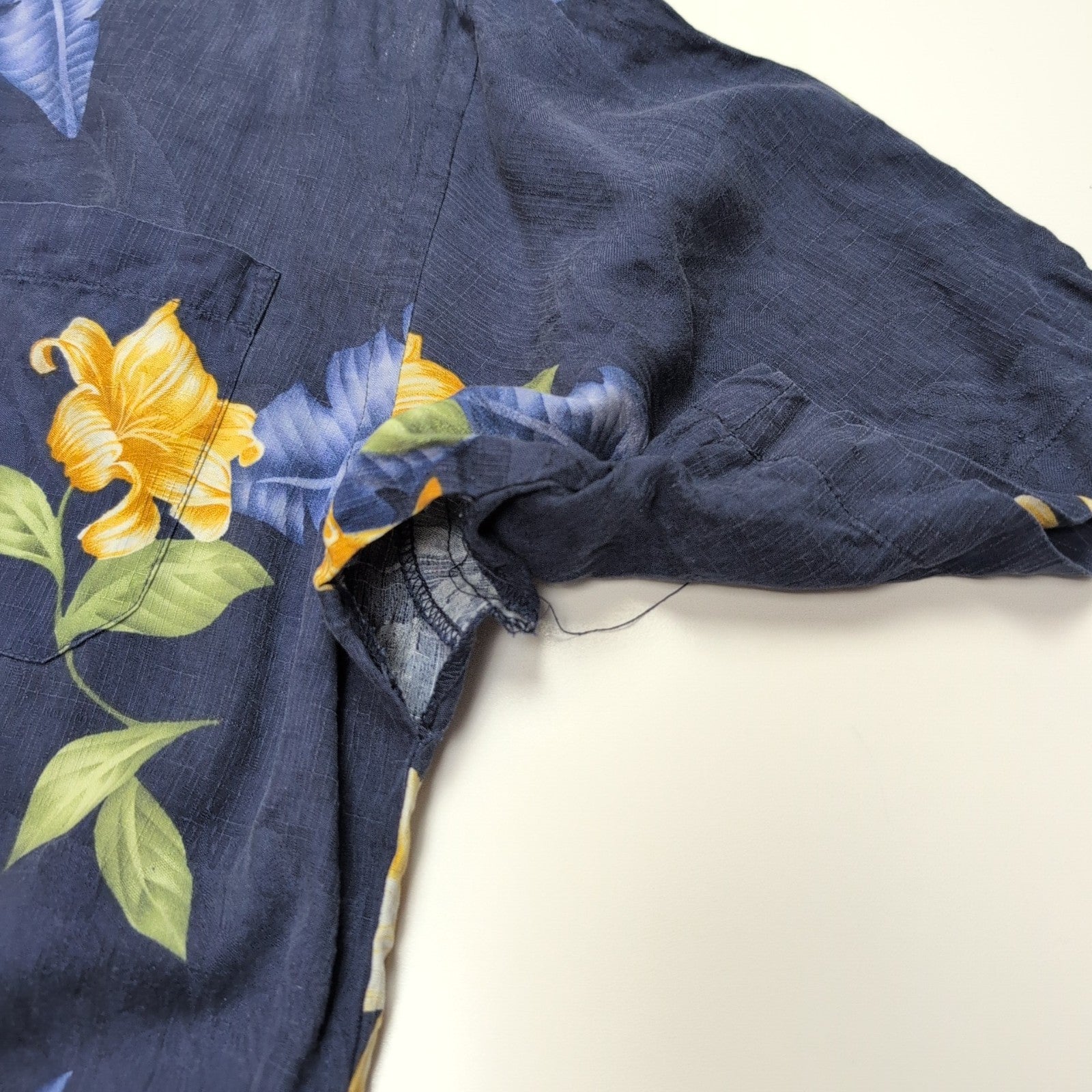 Chemise hawaïenne Tommy Bahama M bleu marine fleurie 100% soie manches courtes