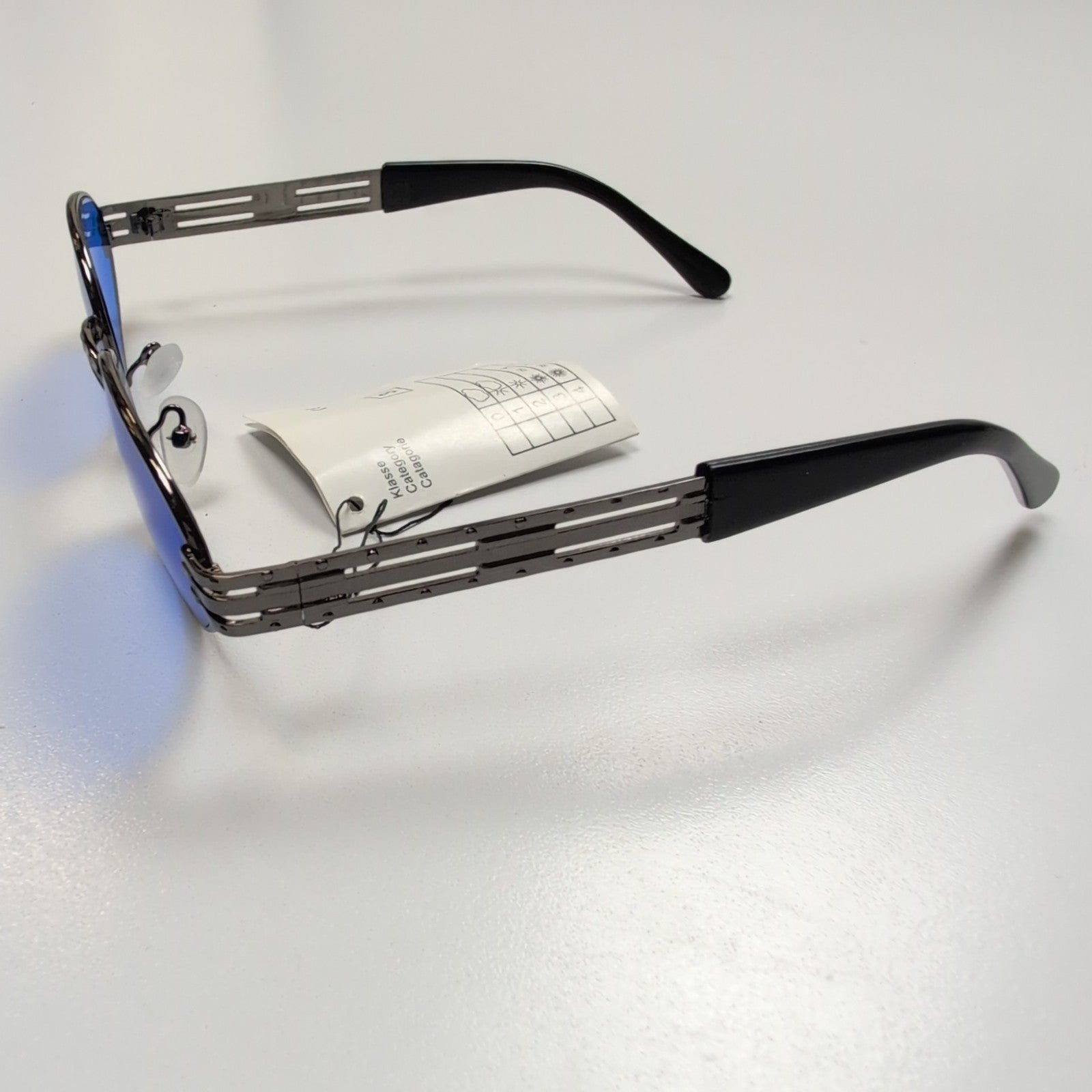 Lunettes de soleil Y2K Ovales Métal Gris Foncé Chromé Branches Larges Bleu