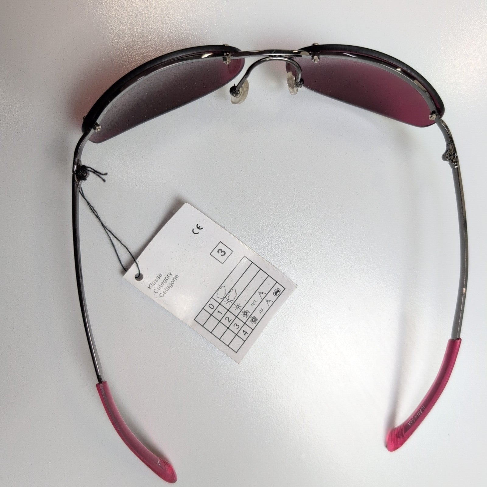 Lunettes de soleil bordeaux monture métal ovale branches fines