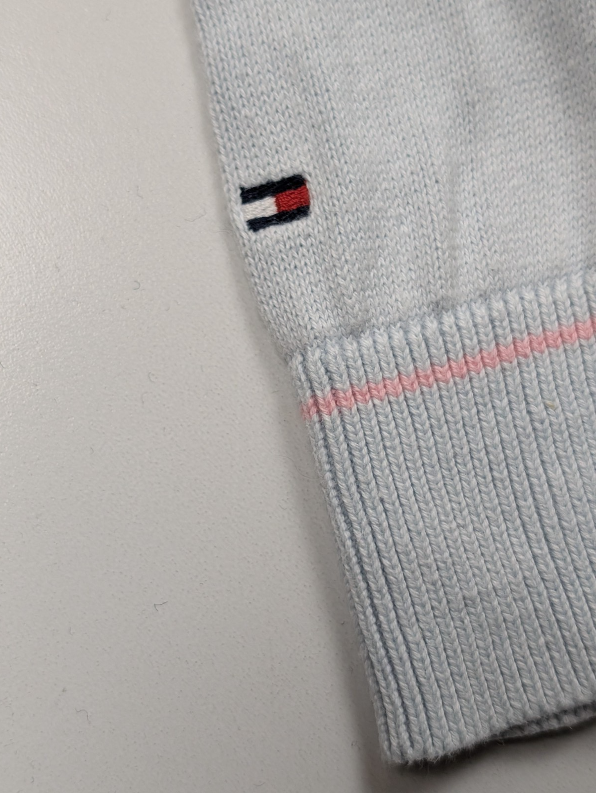 Pull Femme Tommy Hilfiger Col V Bleu Ciel & Blanc - Losanges - Taille M