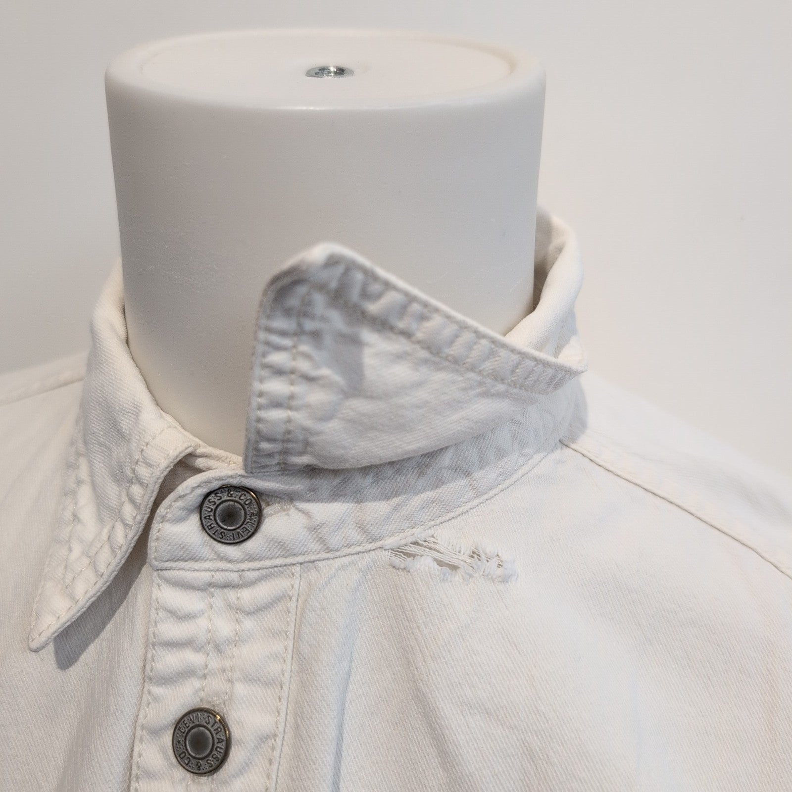 Chemise en Jean Levis Couleur blanc uni 100% coton taille XL Bouton en métal 2 p