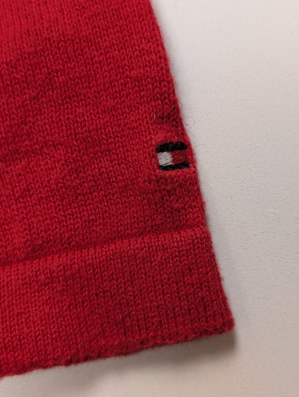 Pull Femme Tommy Hilfiger Col V Losanges Rouge - Détails Dorés  Taille L