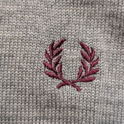 Pull Fred Perry Gris Clair Col V 100% Laine Mérinos Logo Bordeaux - Taille L