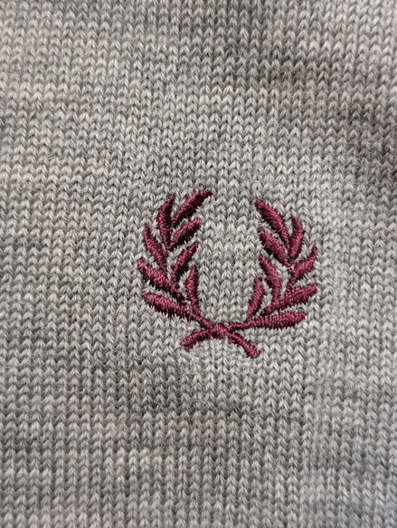 Pull Fred Perry Gris Clair Col V 100% Laine Mérinos Logo Bordeaux - Taille L
