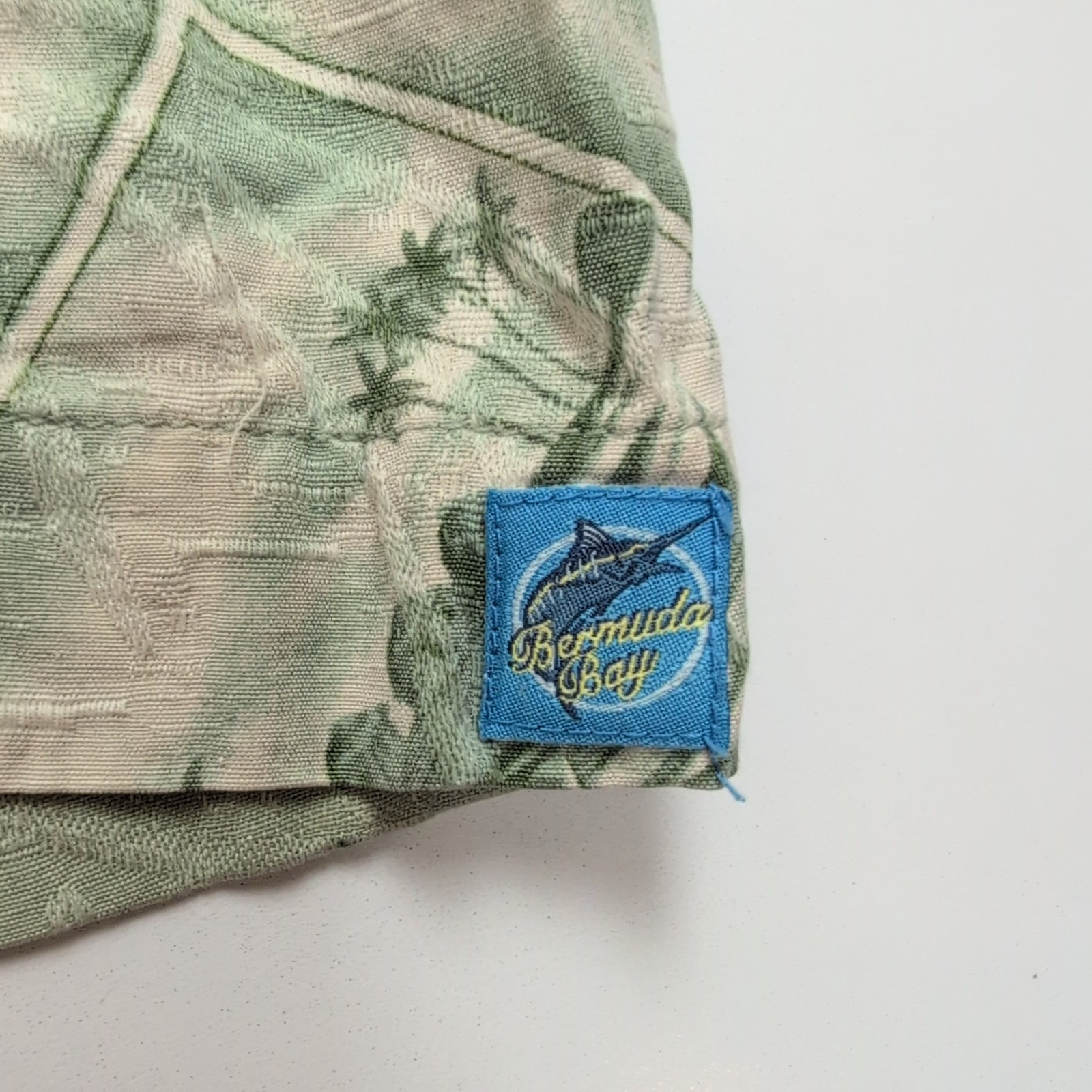 Chemise hawaïenne Bermuda Bay taille XL vert pâle palmiers 100% soie Mch courtes